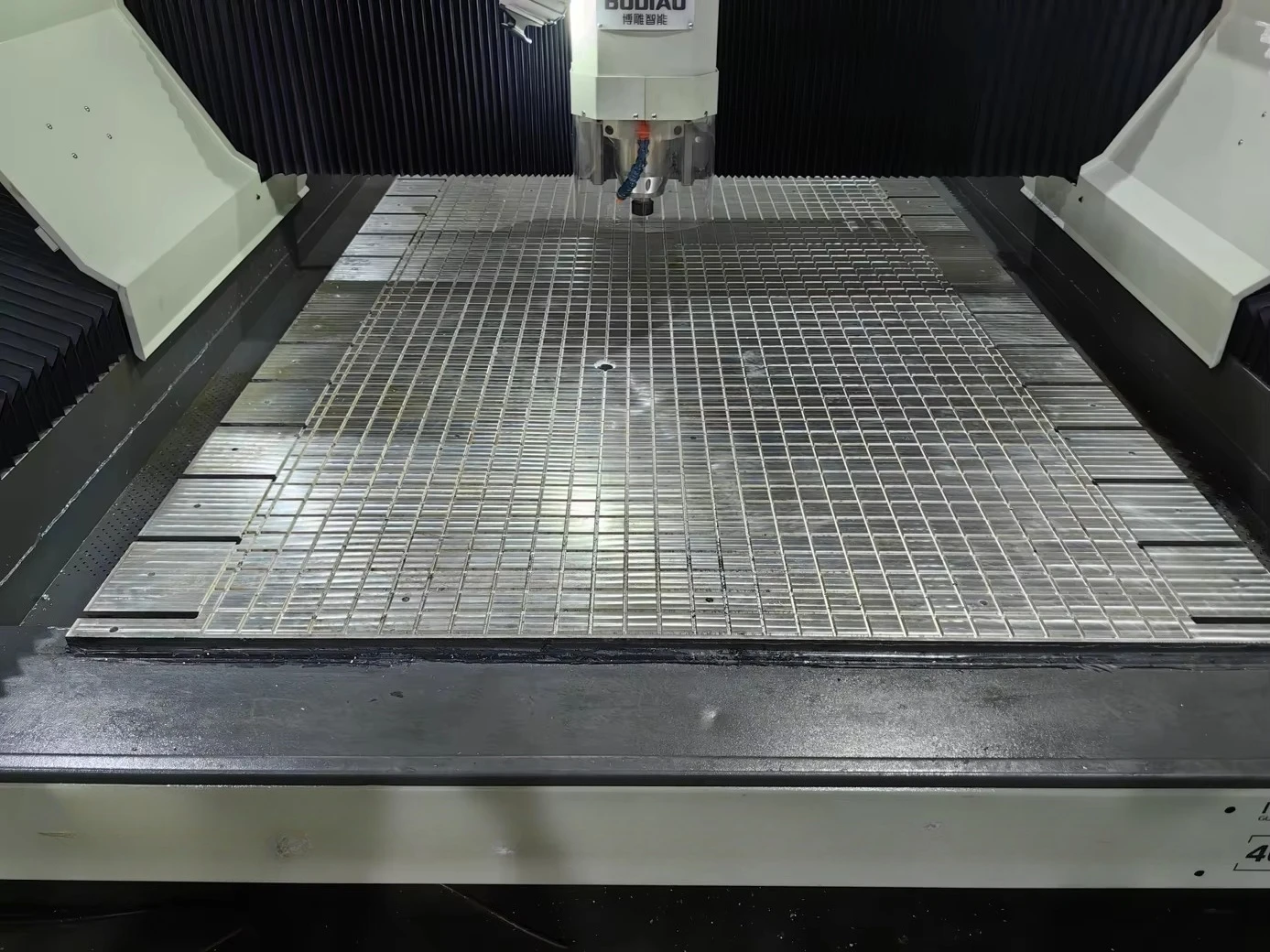 Large Format Gantry CNC Engraving Machine Automatic Clamping System CNC Router Press Roller Metal Door Engraving Machine