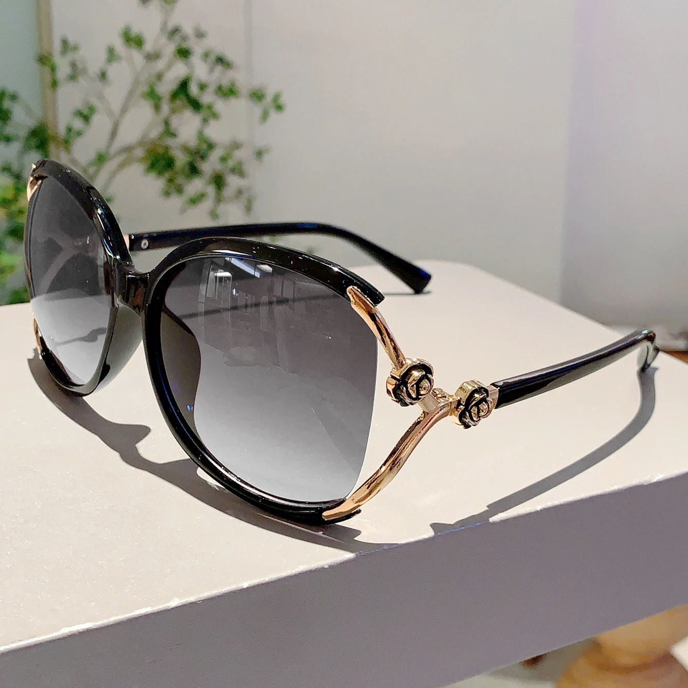 KAMMPT Stylish Red Trends Shades Flower Chain Design Decoration Women\'s Sunglasses Outdoor Driving Hiking Ladies Sun Glasses