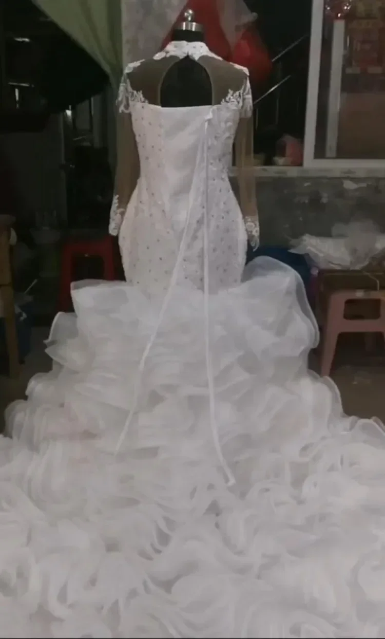 ชุดแต่งงานประดับคริสตัลวิบวับแบบสั่งทำพิเศษ แขนยาวผ้าออร์แกนซ่าหลายชั้น