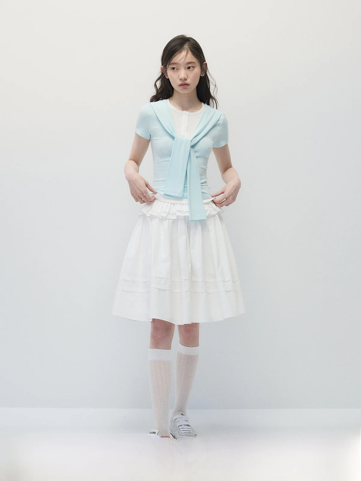 

Annatto утягивающая футболка и юбка-трапеция, летняя цветная блузка, сине-белая юбка-миди с деревянной отделкой и высокой талией