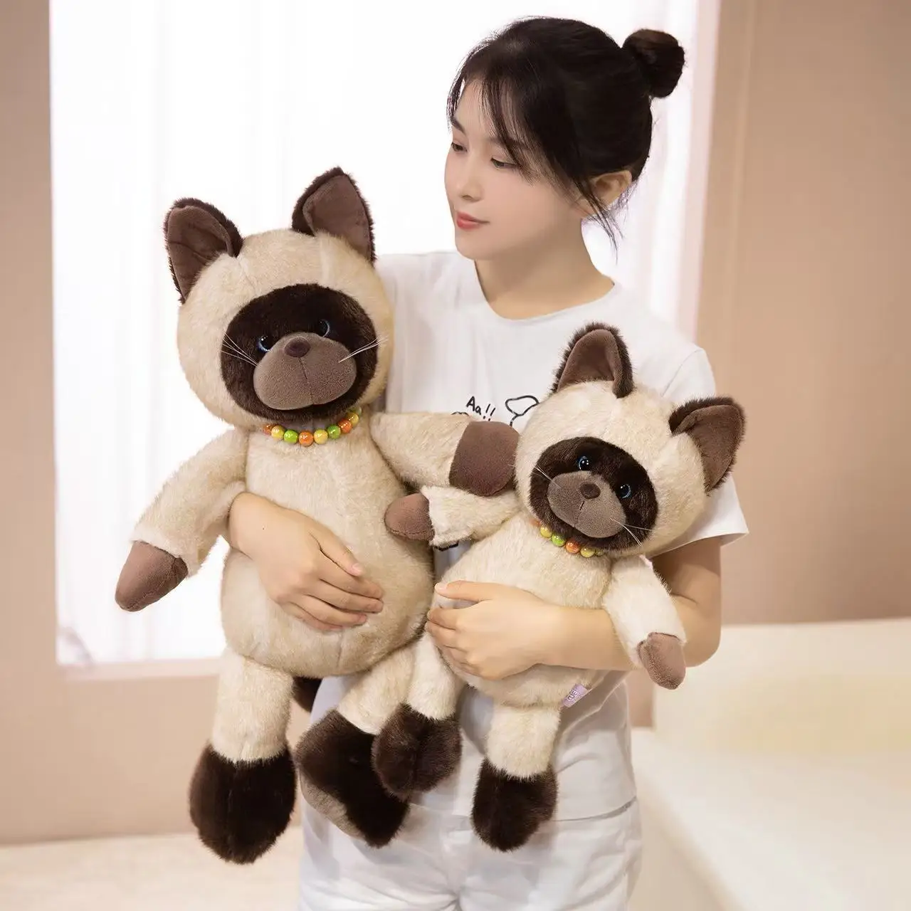 أحدث دمية قطة سيامية شعبية Kawaii محشوة ألعاب من نسيج مخملي دمية الكرتون أنيمي لطيف وسادة هدية عيد ميلاد الأطفال دمية ممتعة