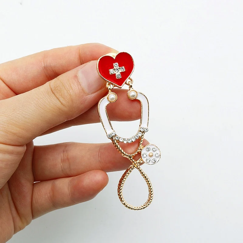Fashion New Brooch Heart Shaped Stethoscope Medical Badge Lapel Backpack Clothes Decor Pins For Doctor Nurse Jewelry Gift
