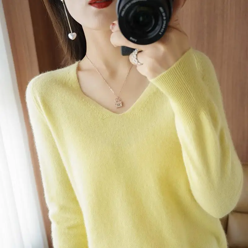 

Женский трикотажный свитер с V-образным вырезом