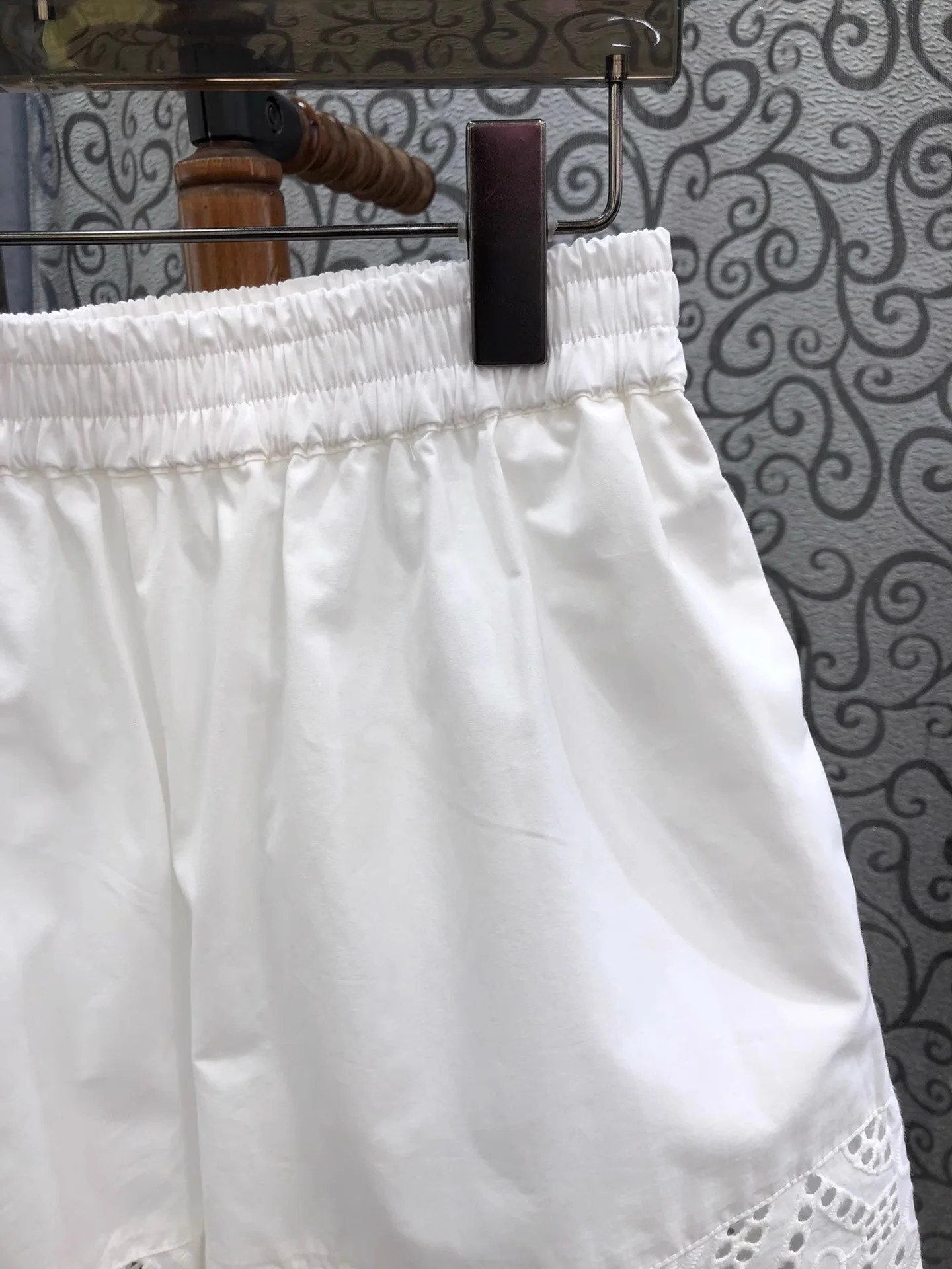 100%Cotton Shorts 2025 Summer Style Lady Elastic Waist Hollow Out Embroidery Pocket Patchwork Casual White Shorts Beach Wear