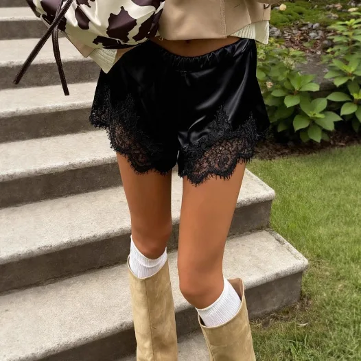 

Женские шорты с изысканной кружевной отделкой по низу, удобные летние шорты, кружевные атласные шорты, идеальные для повседневной носки, мини-шорты.