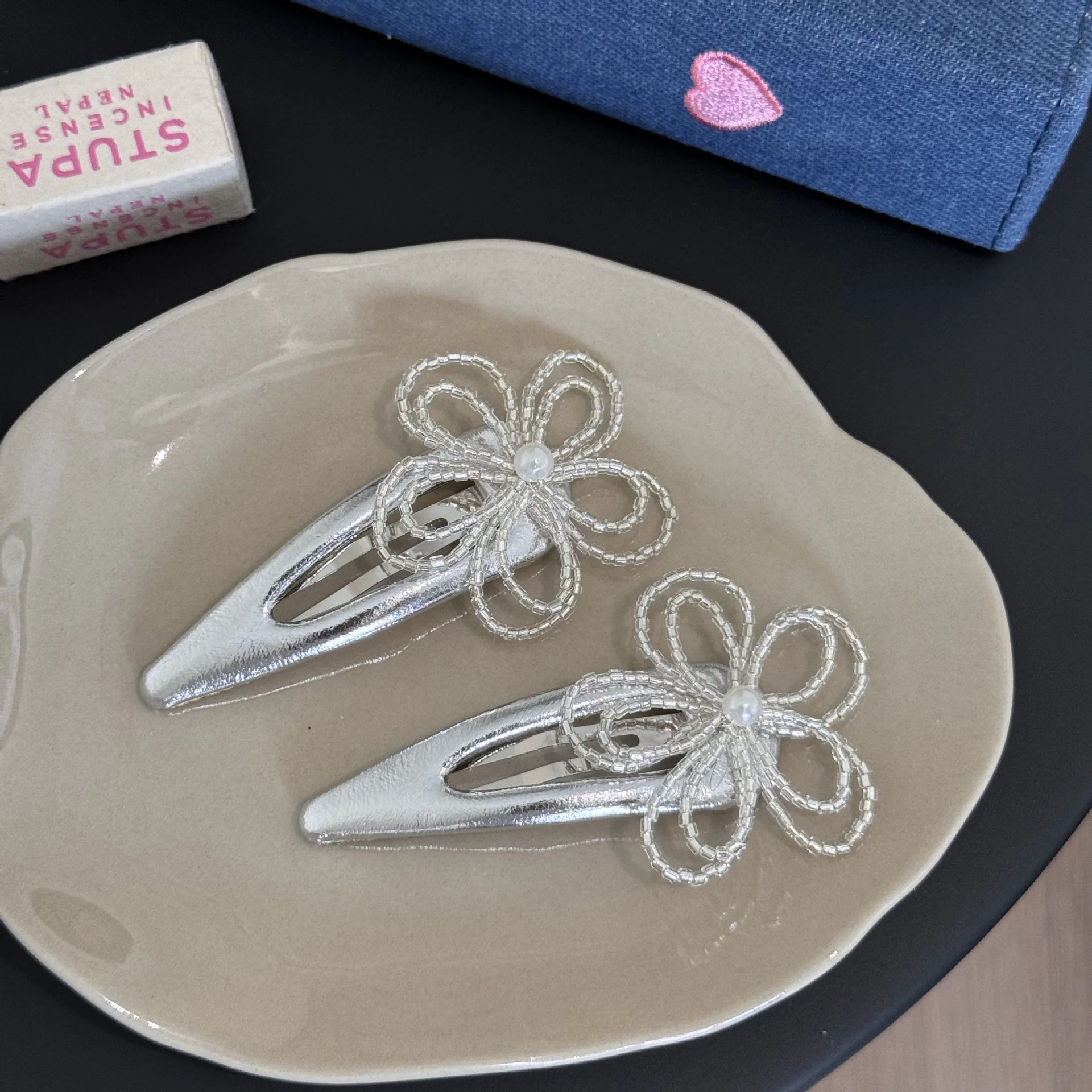 

2PCS Delicate Silver Tone Beaded Flower Hair Clip Set Dainty Hollow Floral Design Snap Clips For Daily And Fairy Hairstyles 2026