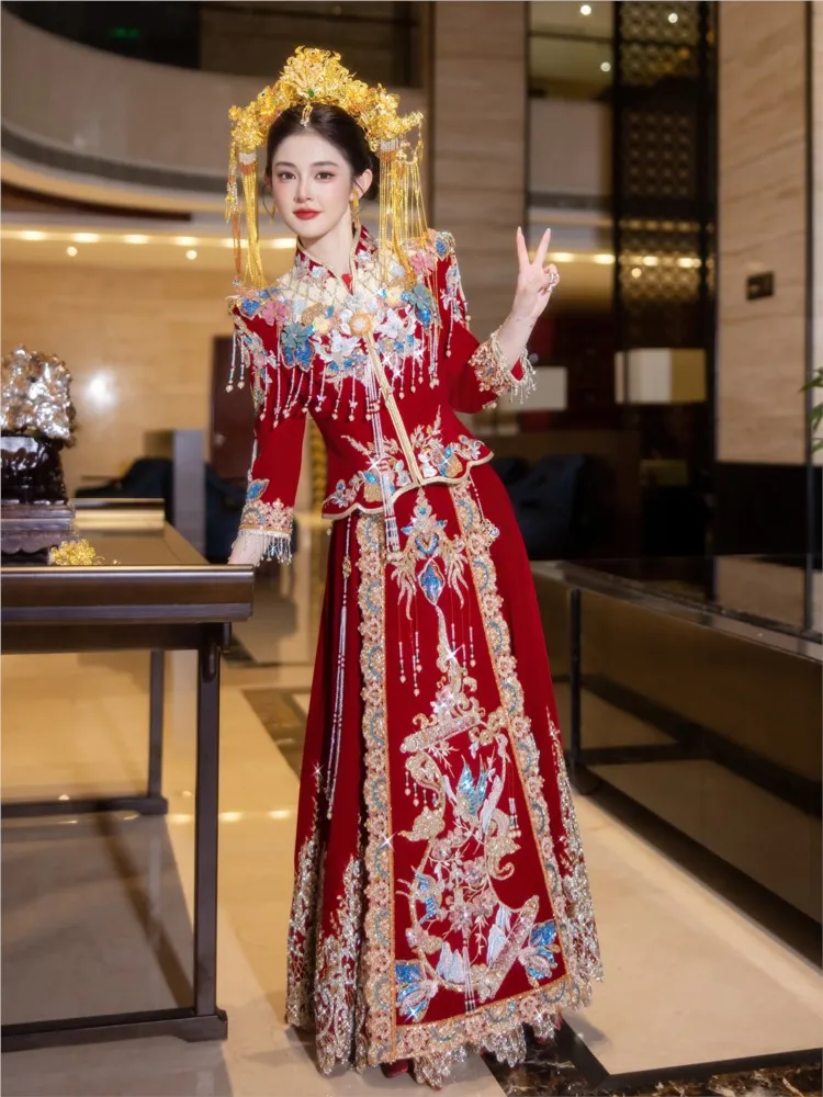La nouvelle robe de mariée de style chinois et un vêtement de cérémonie de la mariée est luxueuse comprenant une grillage pour