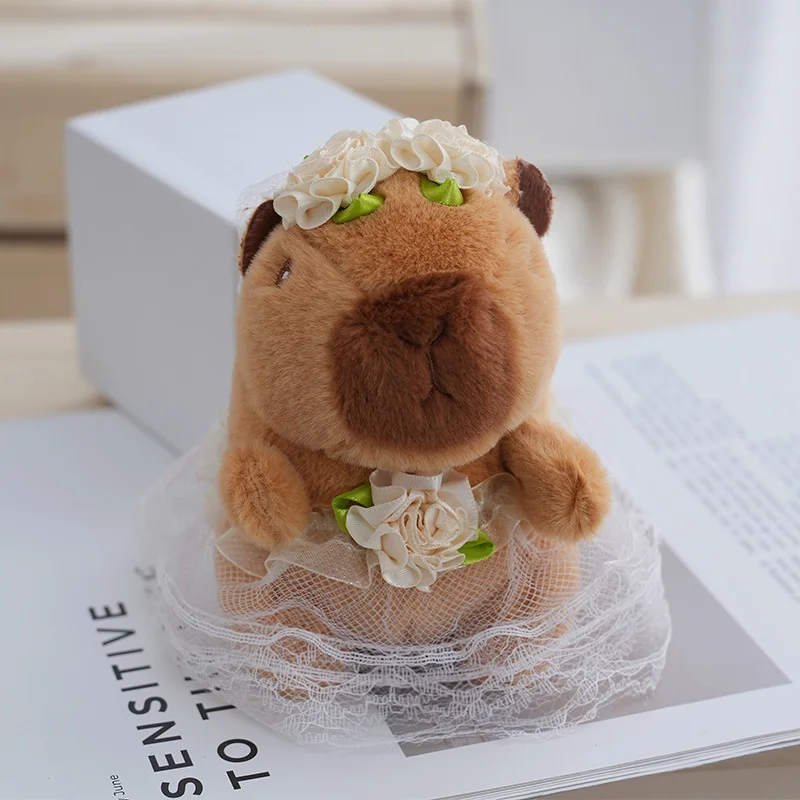 Gaun pengantin liontin Capybara 1 buah, tas boneka mainan mewah gantung lucu Kapila gantungan kunci boneka Desktop ornamen liontin mobil