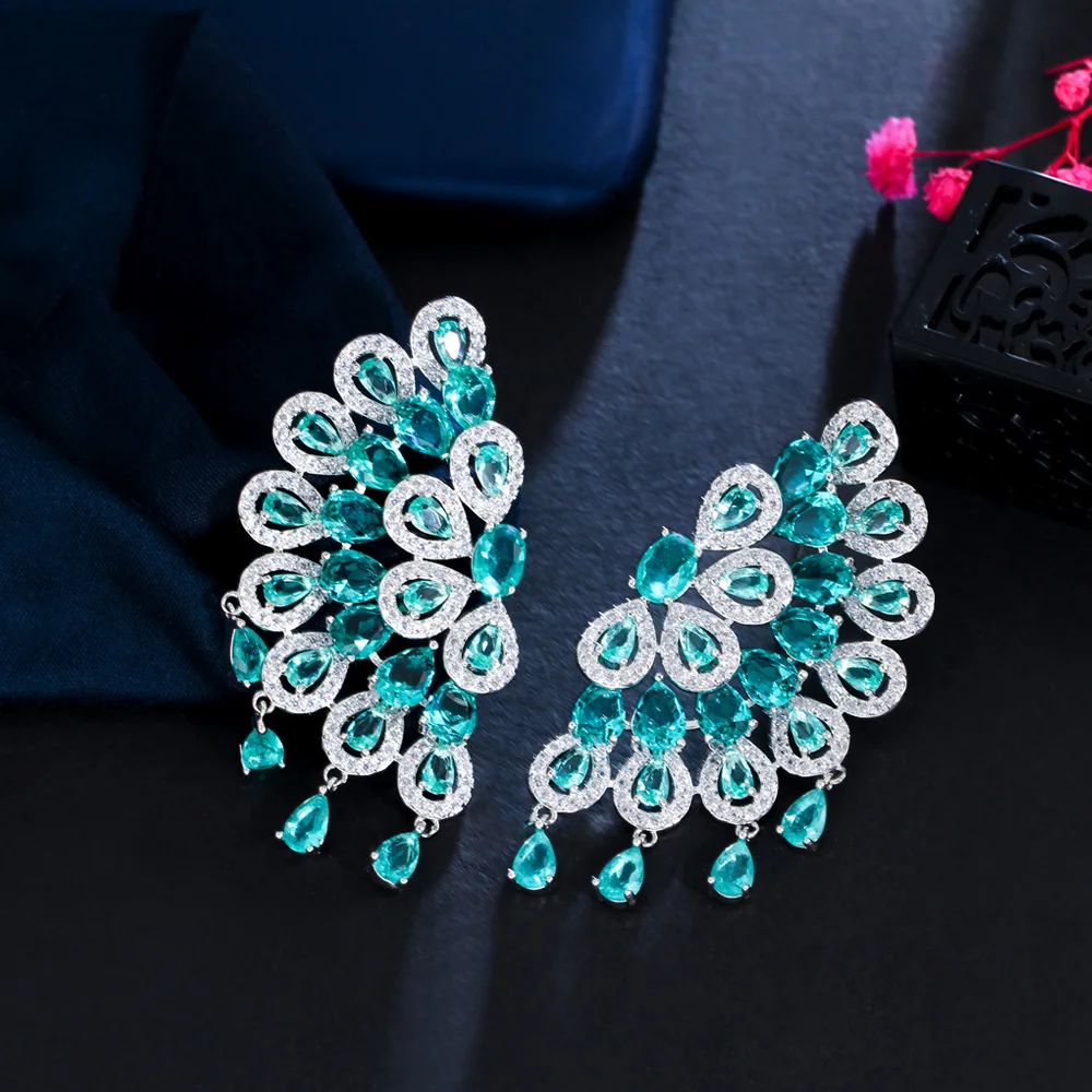 CWWZircons Luxuriöser, klobiger Pfauenfeder-Ohrring mit grünen Zirkonia-Steinen und großen Fransen für Damen, geeignet für Hochzeiten und Partys, Schmuck im Großhandel E0750 – Detail 7