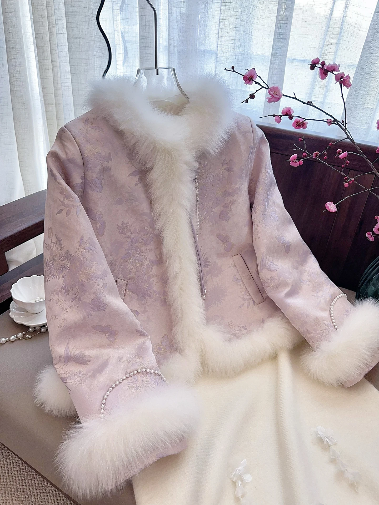 

Новая китайская элитная женская зимняя куртка с меховым воротником, наполненная 90% белым утиным пухом, с цветочной вышивкой