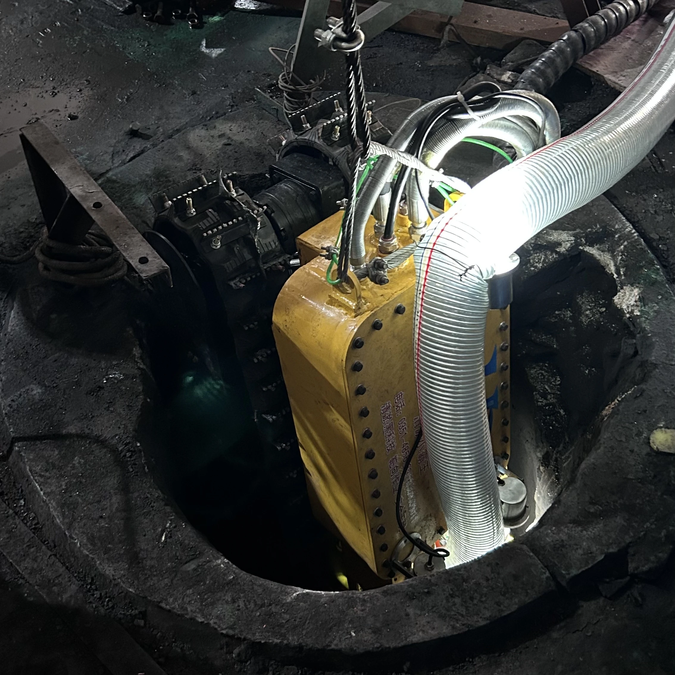Remotely Operated Vehicle Underwater ROV / Underwater Robot Dredging ROV Robot Sludge Removal Robot