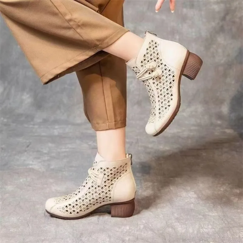 Damen Retro-Stiefeletten mit Ausschnitten, runde Zehenpartie, klobiger Blockabsatz, Reißverschluss hinten, kurze Stiefeletten, ethnisches Quastenmuster, atmungsaktive Stiefel. – Detail 5
