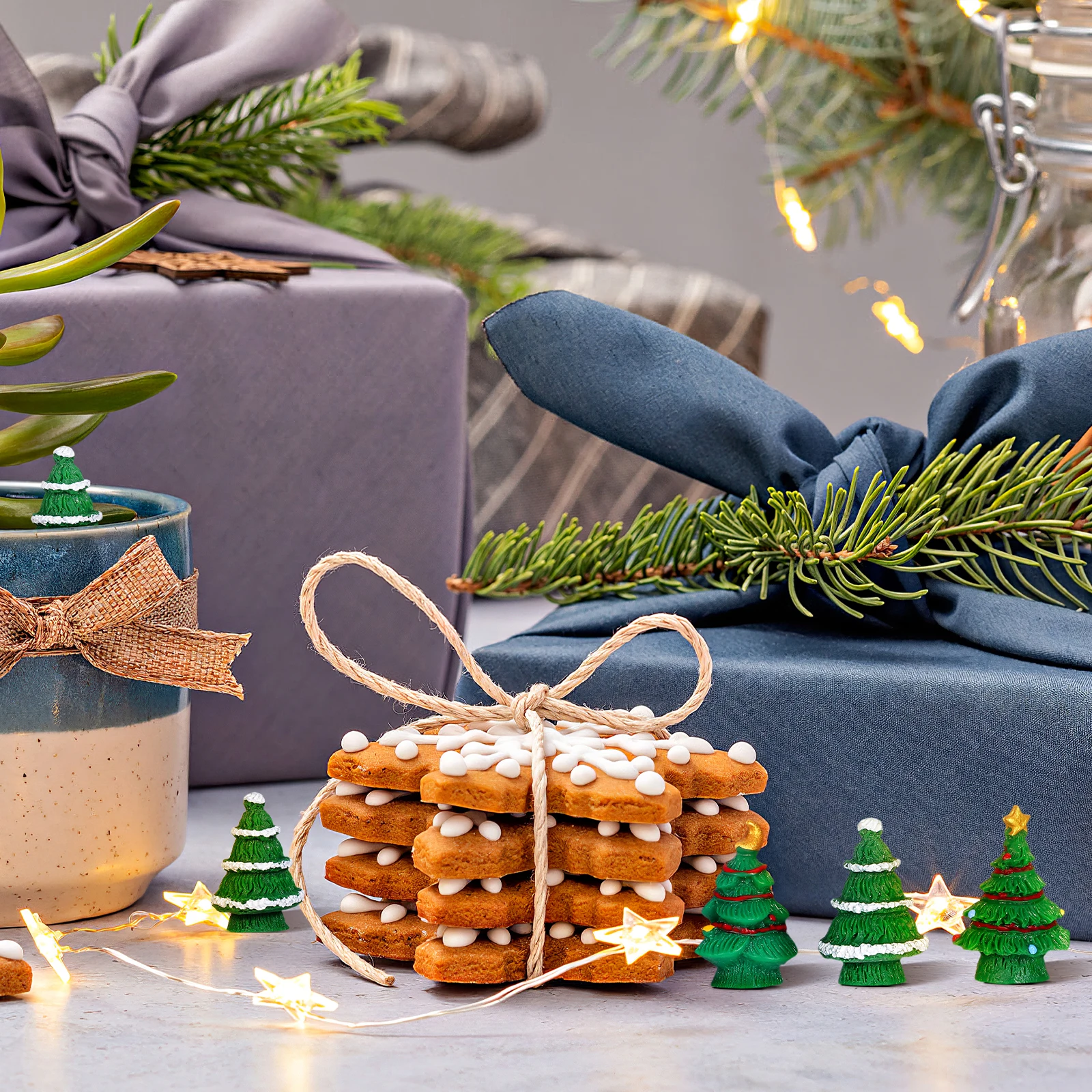 

30Pcs Christmas Resin Tree Microlandscape Decor Mini Xmas Desktop Ornament Creative Gift Accessory Christmas Miniature Tree