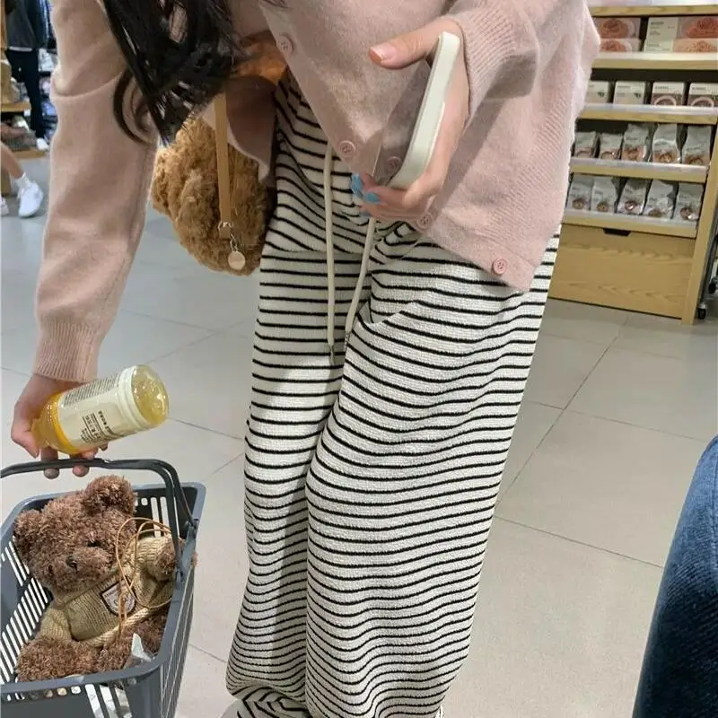 Damskie luźne spodnie typu frotte o prostym kroju, z wysokim stanem, czarno-białe w paski, z szerokimi nogawkami, ocieplane polarem, grube, na jesień i zimę.