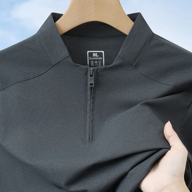camiseta-masculina-nova-de-manga-curta-com-meio-ziper-casual-em-malha-respiravel-pulover-de-cor-solida-leve-solta-e-confortavel-para-praia