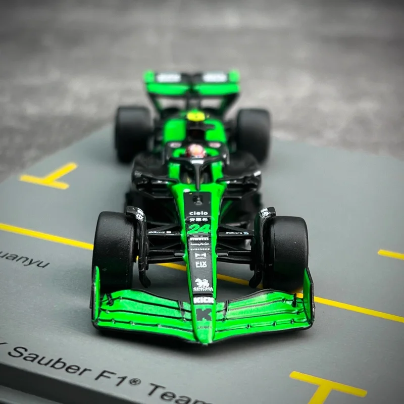 1:64 Sauber C44 F1 2024ABU Dhabi Grand Prix Zhou Guan Yu Bottas مجموعة سيارة مزدوجة سبيكة نموذج محاكاة مصغر ، ديكور للكبار #6