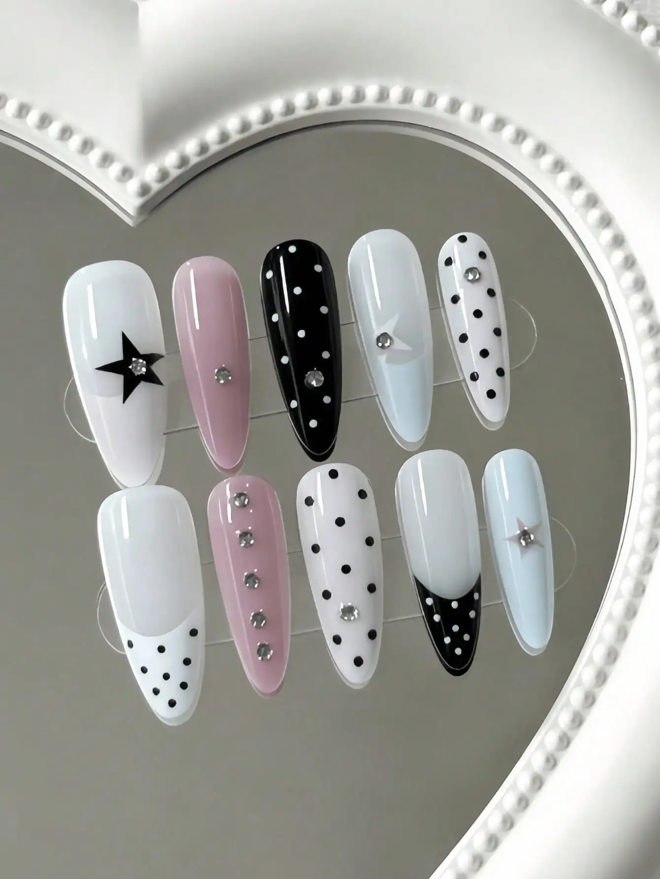 10 faux ongles à presser de forme amande, longueur moyenne, style Sweet-Cool, ornés de pois, d'étoiles et de strass, avec motifs de pois, d'étoiles et de strass, couleurs contrastées et techniques de paillettes fines, adaptés aux jeunes femmes et aux jeunes filles qui recherchent l'individualité, parfaits pour les sorties quotidiennes, les soirées tendance et les rendez-vous galants, livrés avec colle gel et lime à ongles.