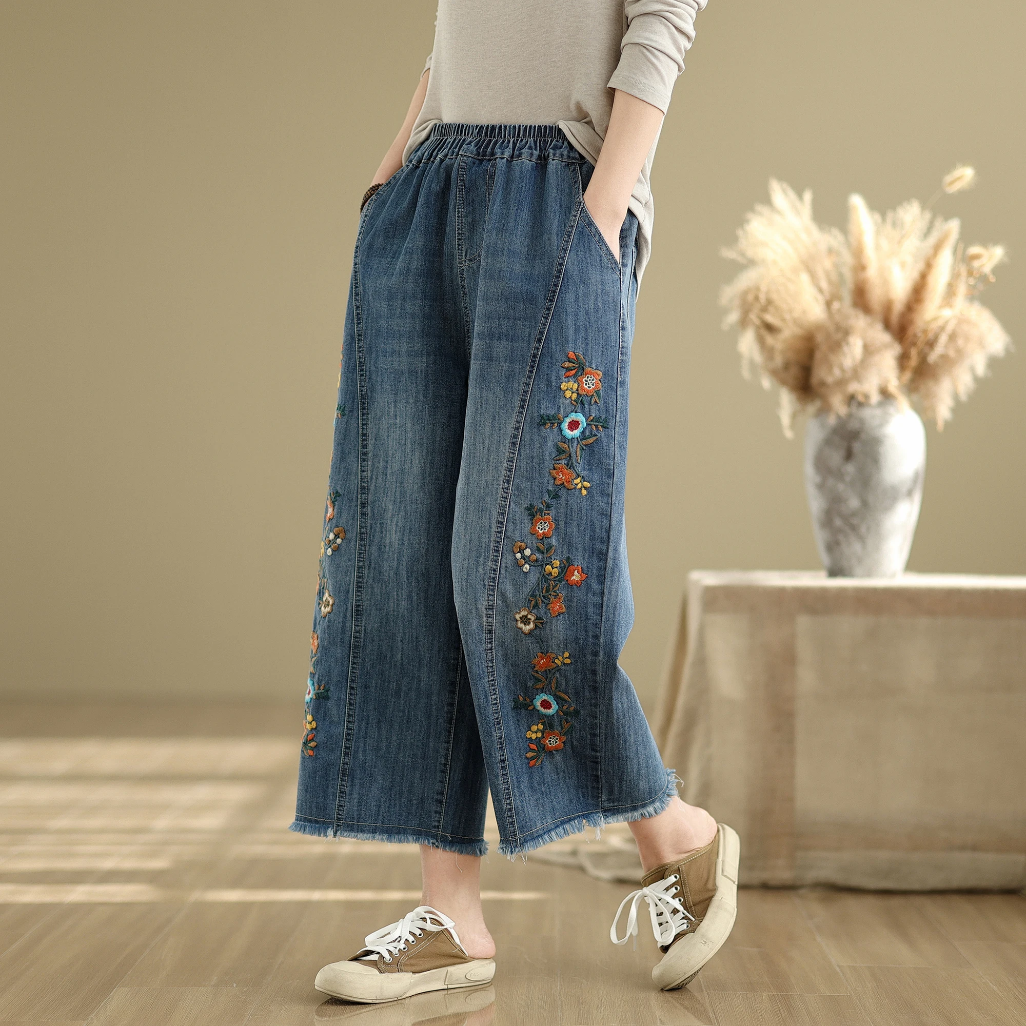 

Ethnic Style Flowers Embroidered Wide Leg Jeans Spring/Summer New Patchwork Frayed Hem Loose Cropped Jeans Women Denim Pants