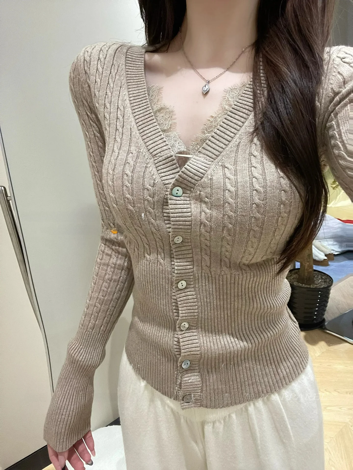 

Женский облегающий вязаный кардиган Pure Desire с кружевными вставками и V-образным вырезом, универсальный базовый топ с эффектом похудения