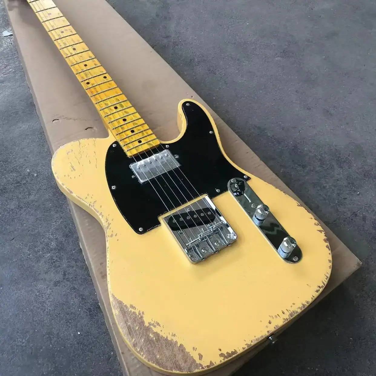 Milk yellow six-string old electric guitar, basswood body, maple neck, black panel support personalized customization.