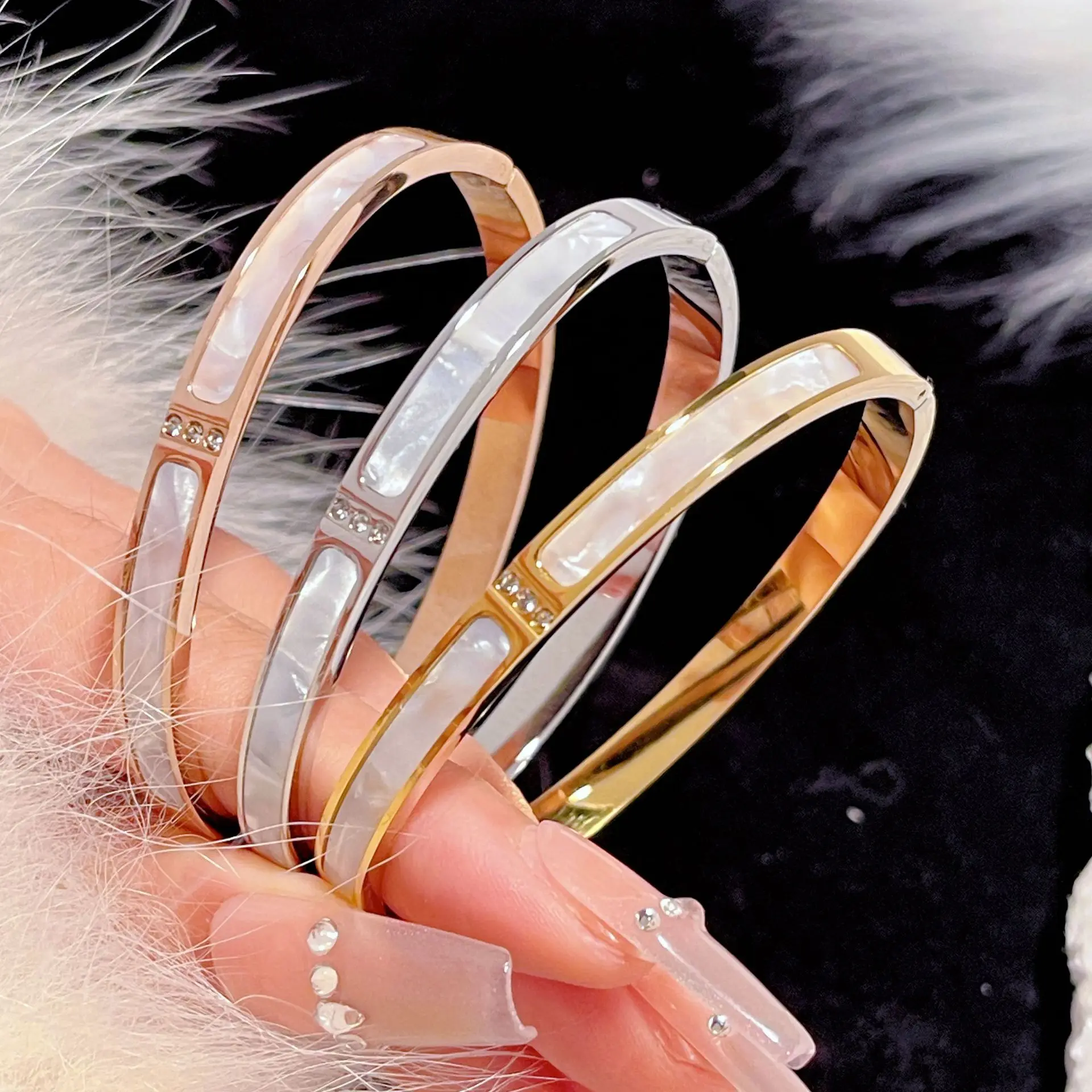 

Elegant French Style 3CZ White Mother Pearl Titanium Steel Bracelet Women Push Lock Clasp Gold Color Luxury Jewelry Gift