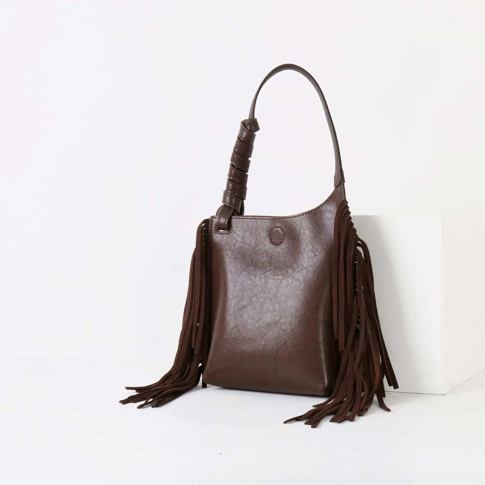 2026 New fringed soft cowhide crossbody bag vacation style casual envelope bag trendy and light luxury single-shoulder crossbody