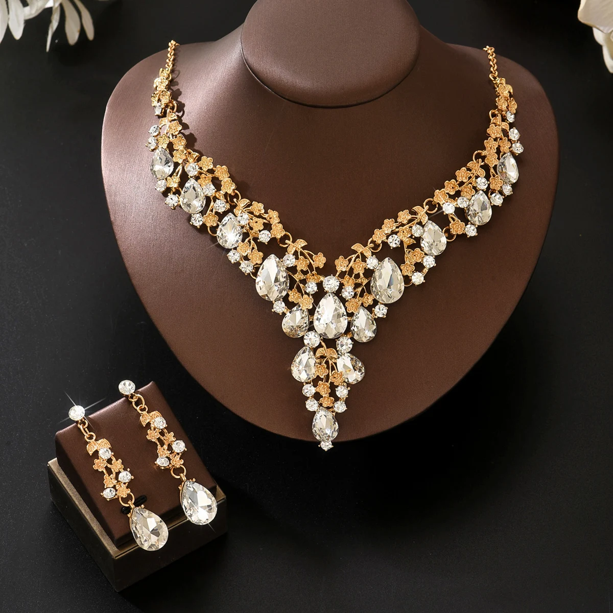Edles Brautkleid mit Diamantbesatz, Prunkvolle Halskette, Ohrring-Set, Beliebtes Geschenk-Accessoire für Mädchen – Detail 9