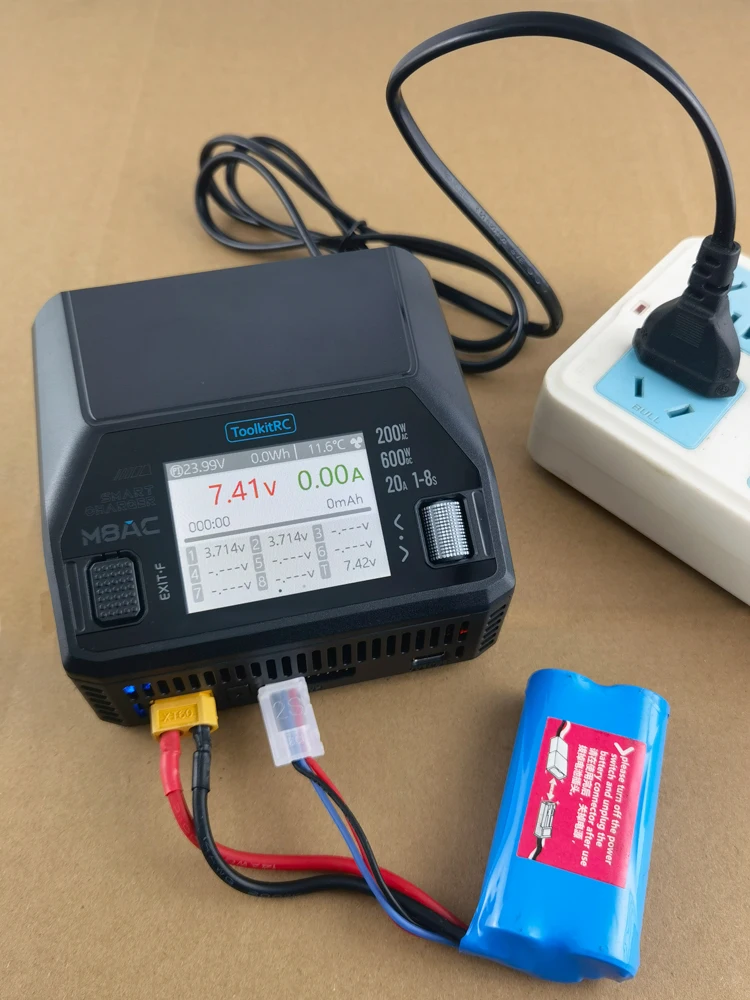 ToolkitRC M8AC Ladegerät 1-8S Intelligentes Ausgleichsladegerät AC 200W DC 600W 20A Geeignet für Modellauto Lithium-Batterie PD 65W FPV Zubehör
