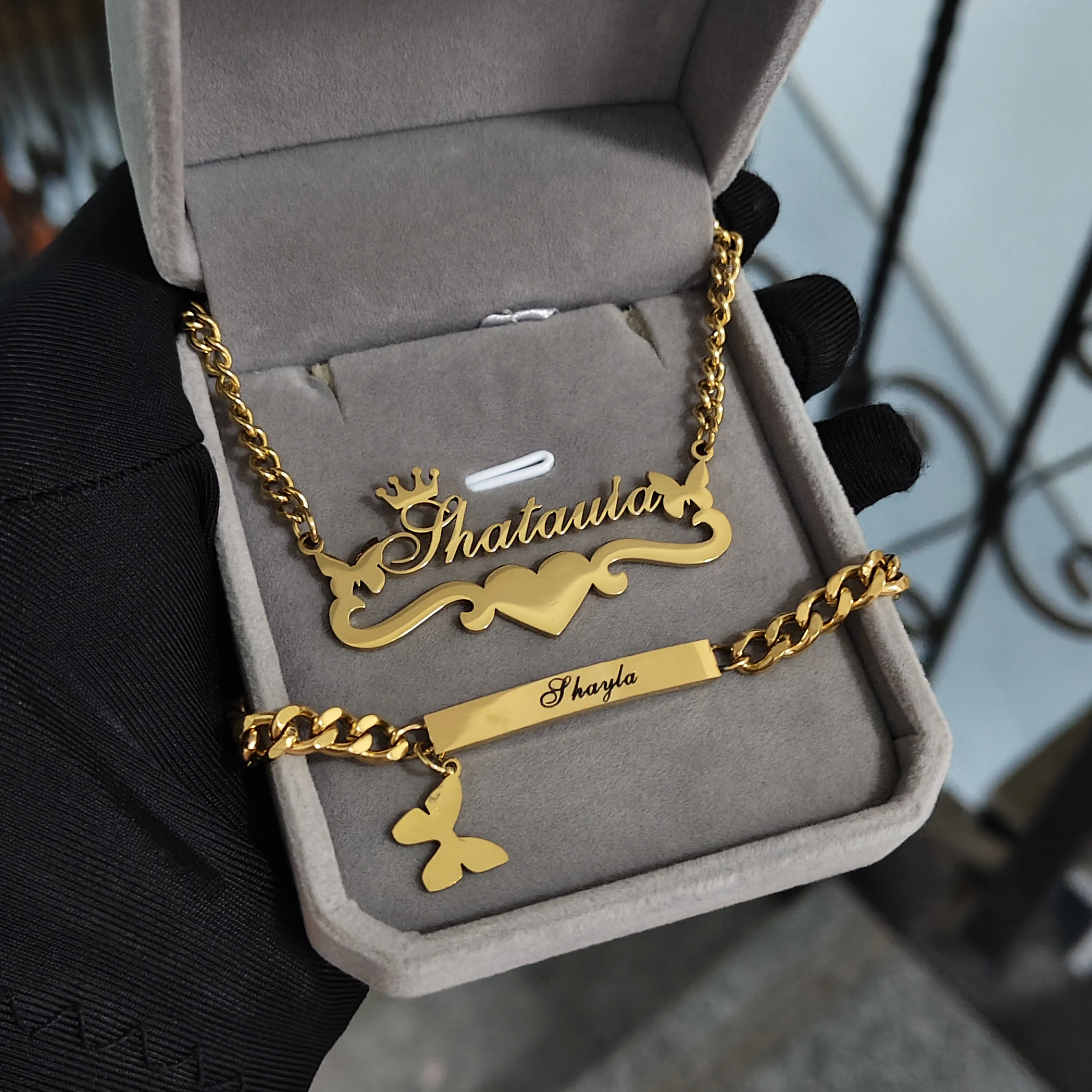 DHQH 2025 بالجملة اسم شخصي مجموعة رسالة مخصصة على شكل قلب قلادة فراشة سوار هدية عيد ميلاد مبيعات المصنع #1