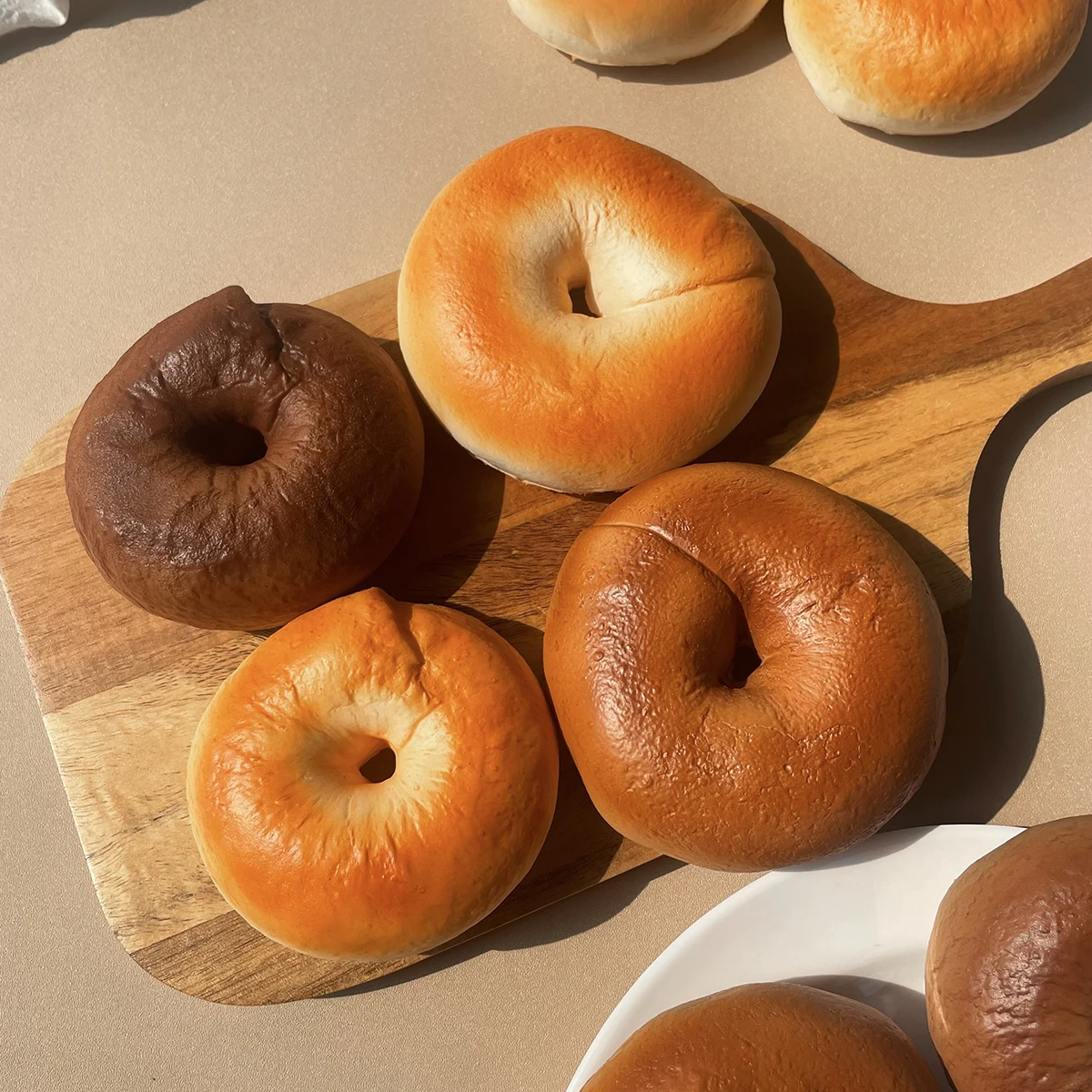 10cm Künstliches Bagel-Brot 3er-Pack Gefälschtes Lebensmittelmodell Simulierter Bagel Fotografie-Requisiten Heimküche Bäckerei Display Deko Ornament – Detail 3
