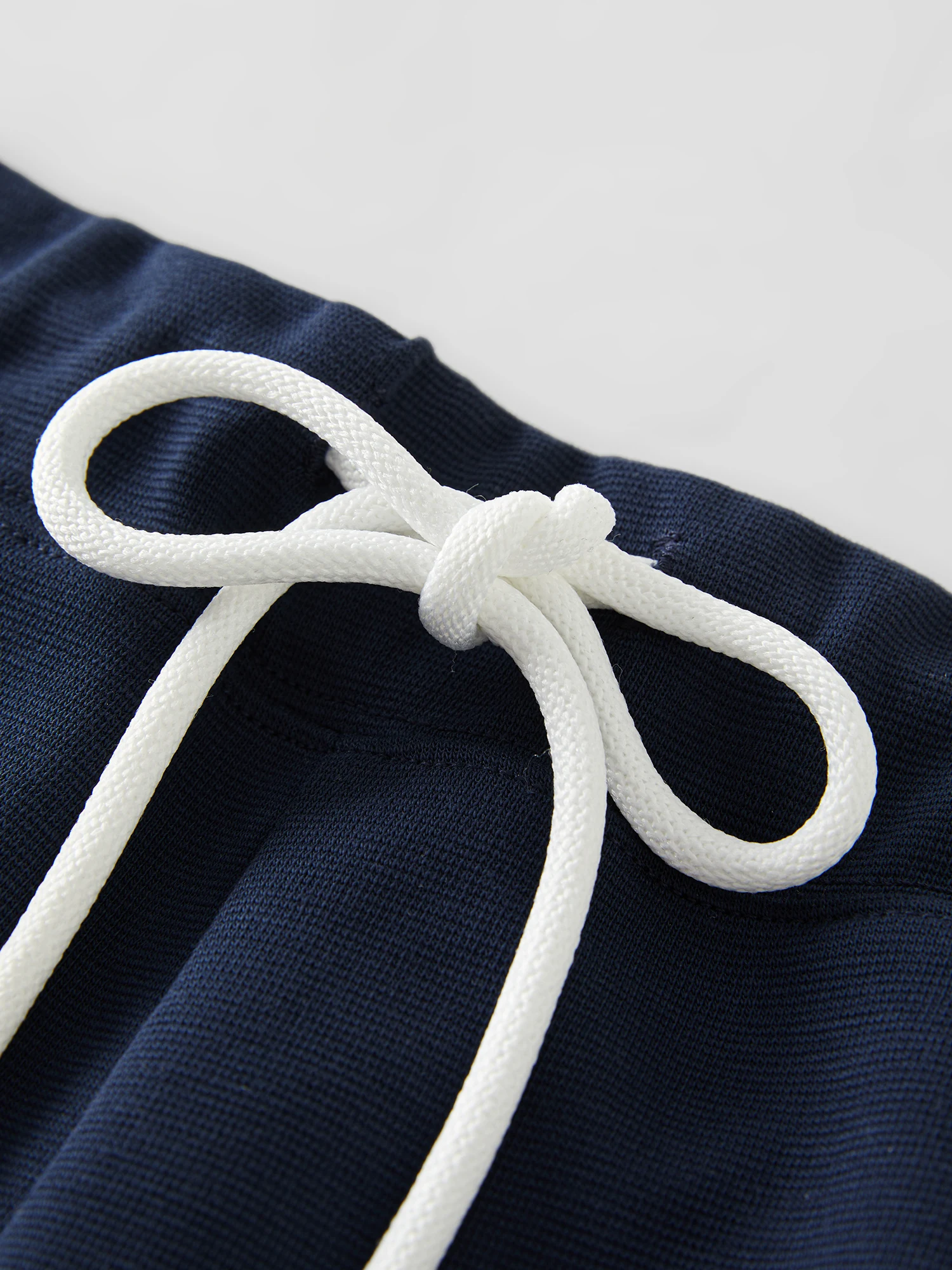 FSLE Athflow Pantaloncini lavorati a maglia stile sportivo per le donne Estate 2025 Nuovo arrivo Pantaloni attillati casual versatili Blu navy 25FS12700