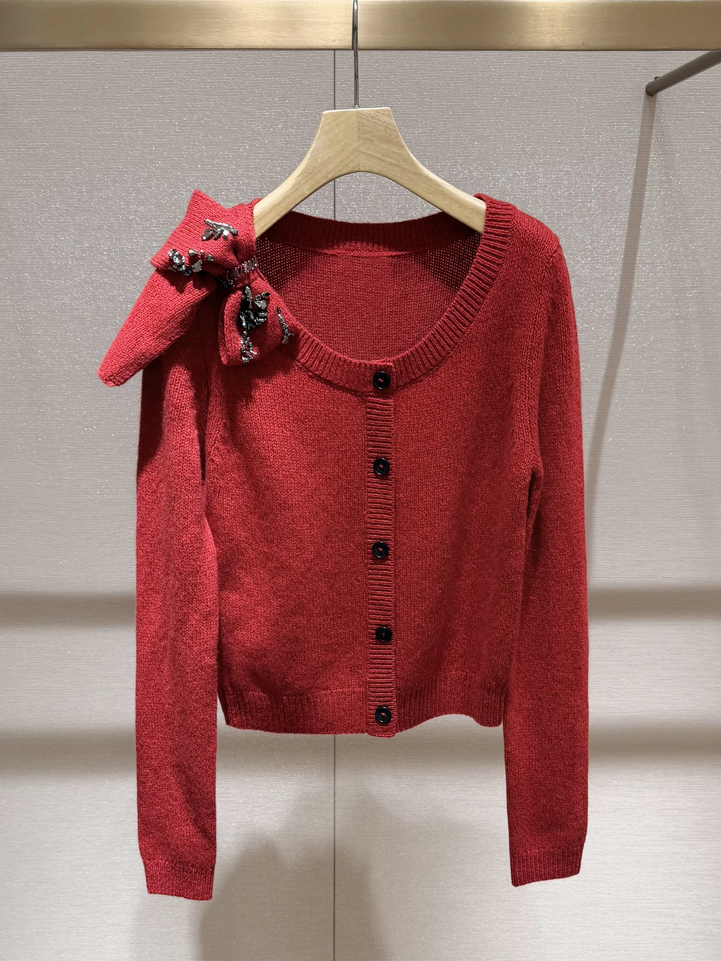 Ele Rosso lavorato a maglia lungo Sve rotondo Ne Knot Diamond incorporato Slim Fit Maglieria Primavera 2026 Faion Top da donna