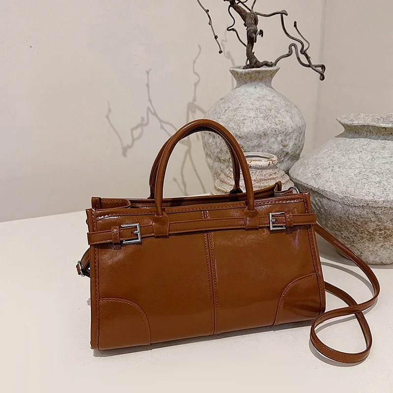 Stylish Minimalist Unique Vintage Fashionable Tote Bag With Letter Logo And Large Capacity For Casual Women Commuter Use