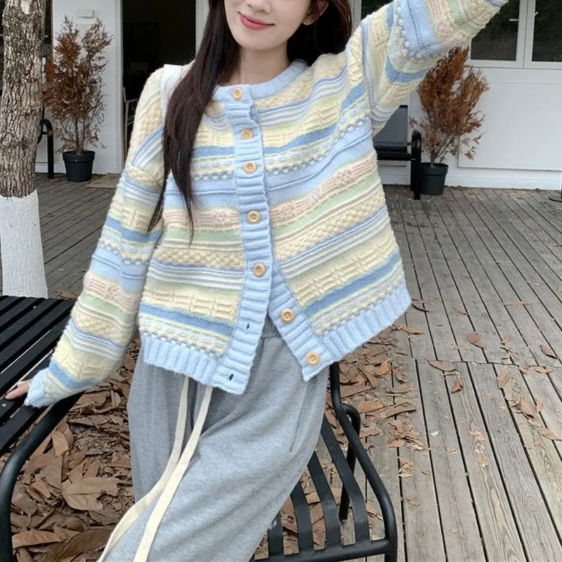 Sweater bergaris warna manis Korea pakaian wanita longgar musim gugur musim dingin pakaian rajutan berkancing sebaris leher bulat baru