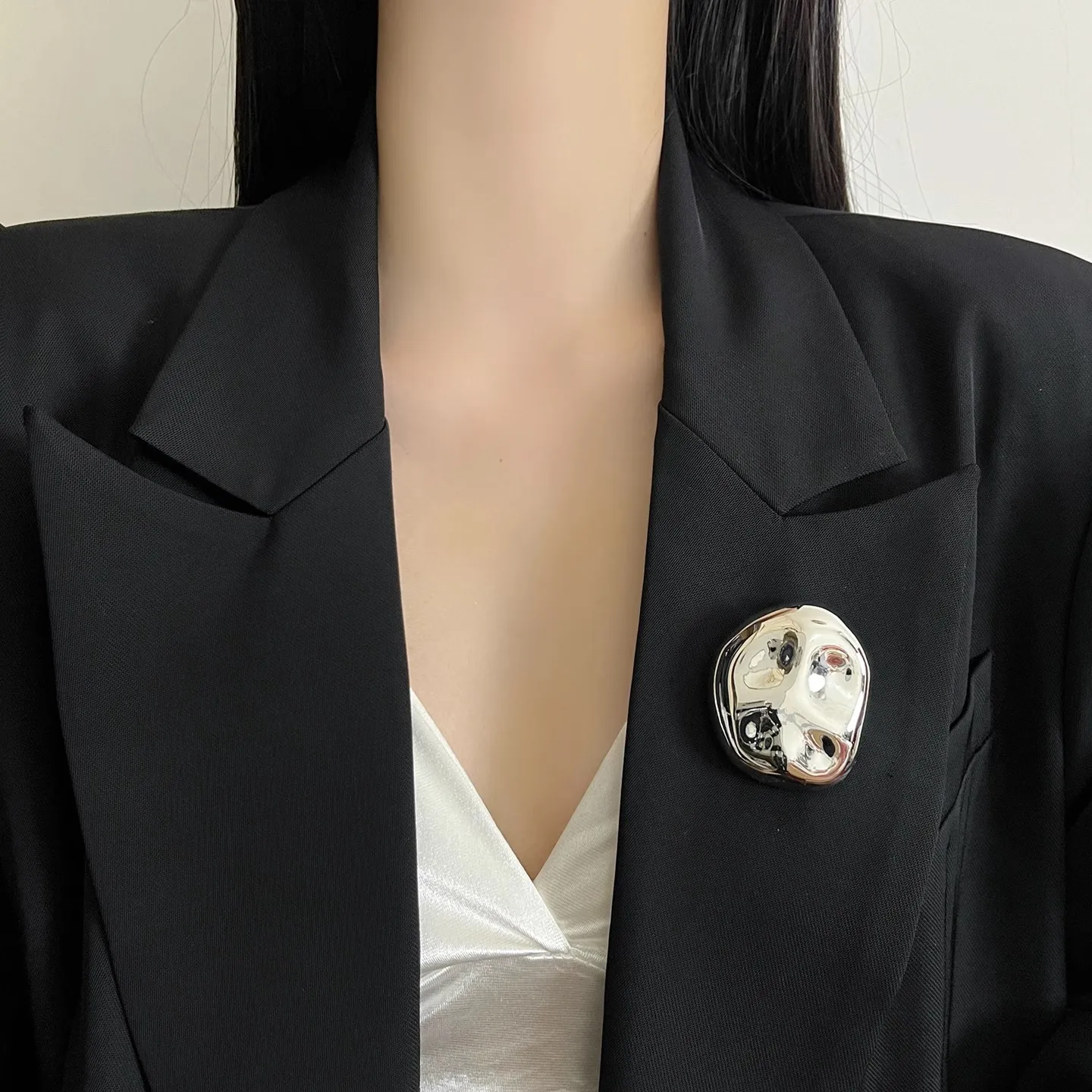 Minimalist smooth-edged irregularly-shaped round brooch for women's high-end coat jackets, fashionable jewelry