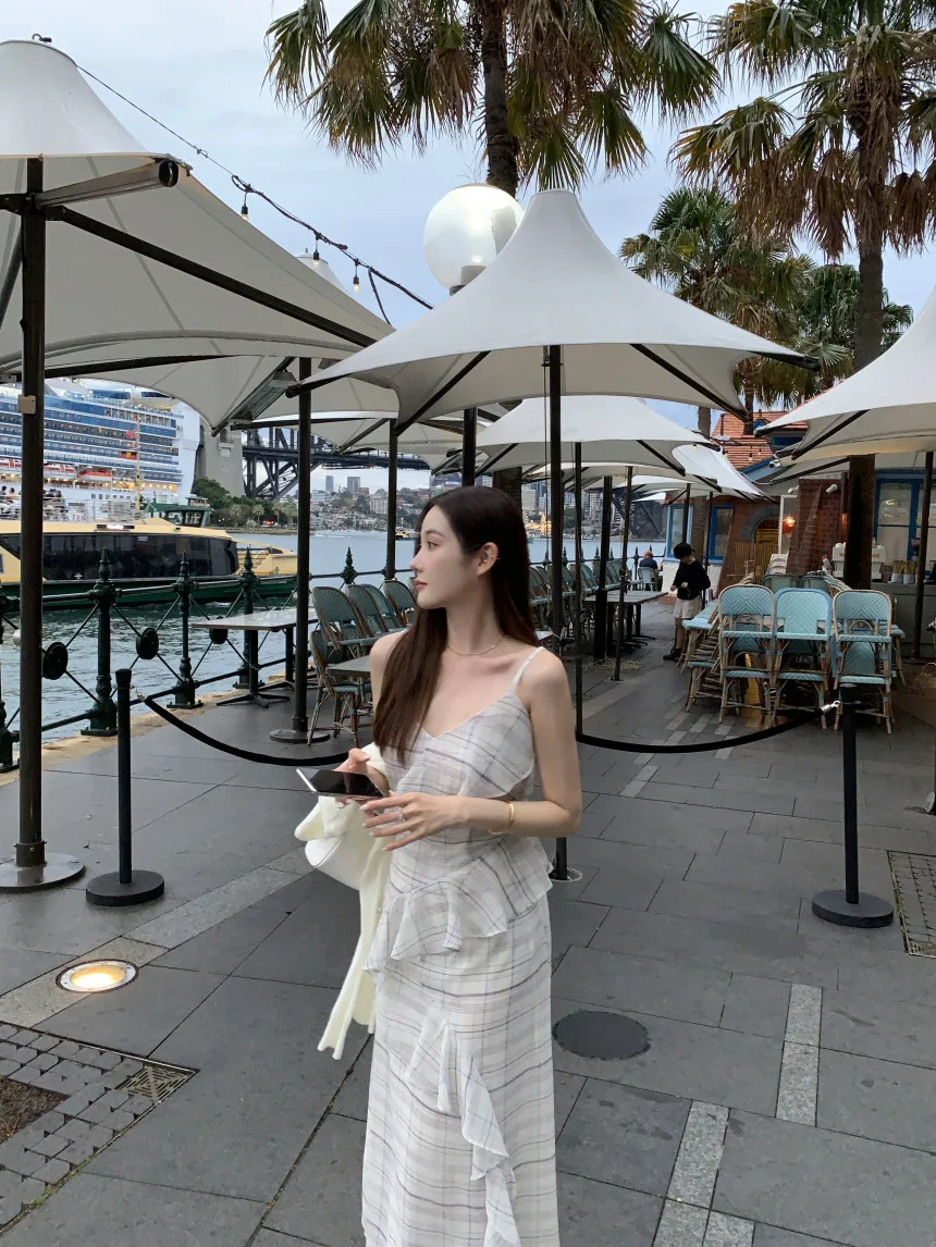 Vestido largo de verano de 2 colores para mujer, vestido de tirantes finos con volantes irregulares para vacaciones de estilo francés para mujer (cs2815)