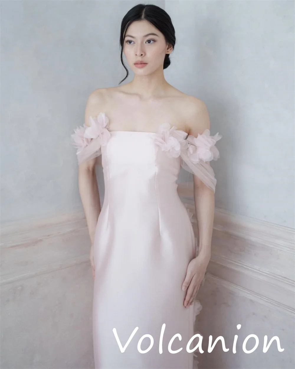Abiti midi dritti con spalle scoperte e pieghe a fiori in jersey abbinati squisiti personalizzati Moda per occasioni su misura