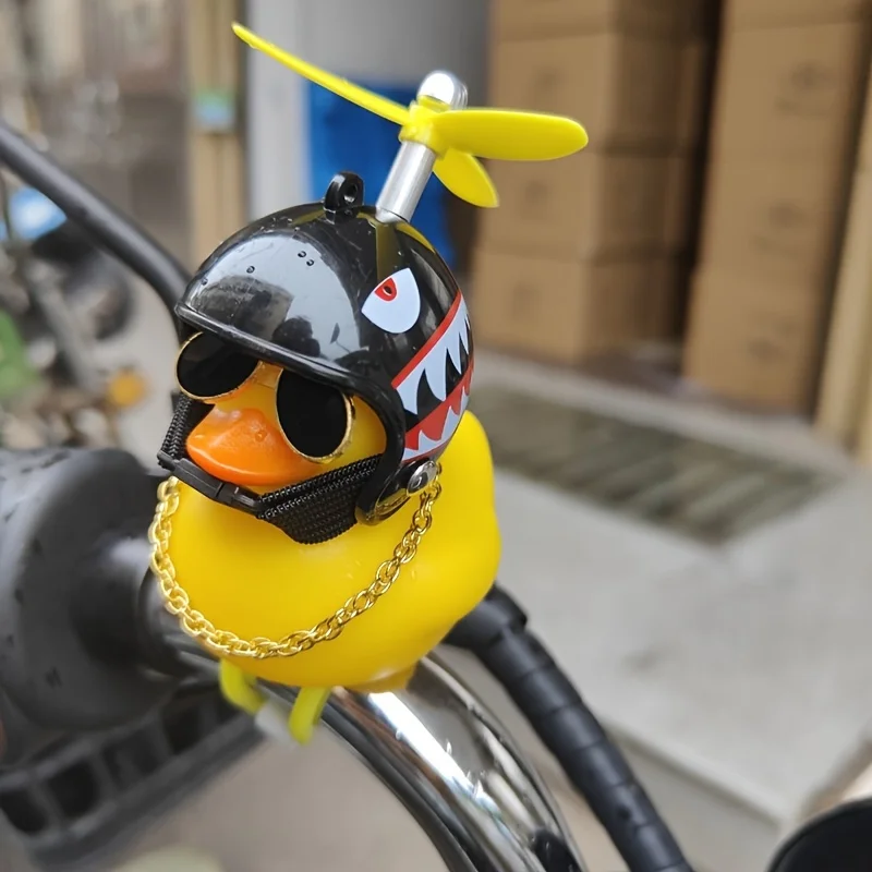 1 peça decoração de pato amarelo fofo usando um capacete de motocicleta de tubarão preto, decoração de carro, presente de feriado