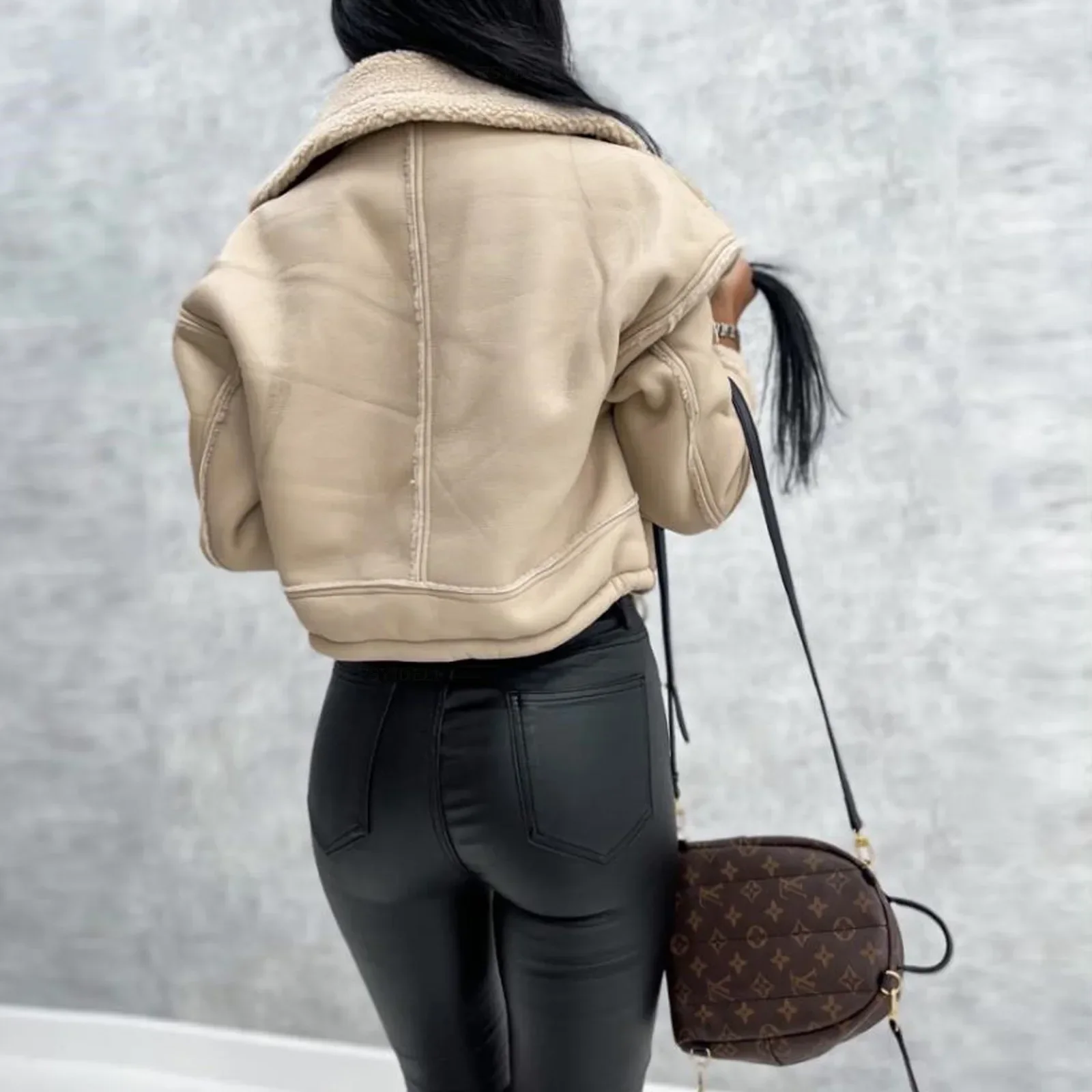 Cappotto corto in lana di agnello giacca locomotiva con cerniera cappotti cappotto di pelliccia autunno e inverno donna tenere al caldo tasche a