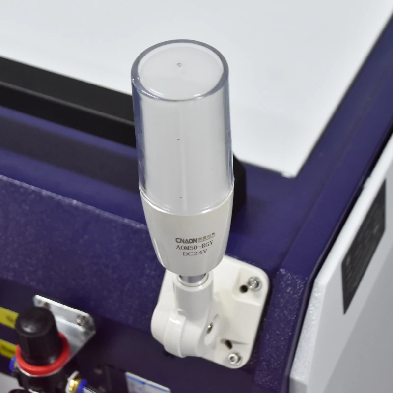 Profesjonalna maszyna do czyszczenia laserowego chłodzona wodą 1500W 2000W 3000W do usuwania rdzy i farby z metalu od niezawodnej fabryki.