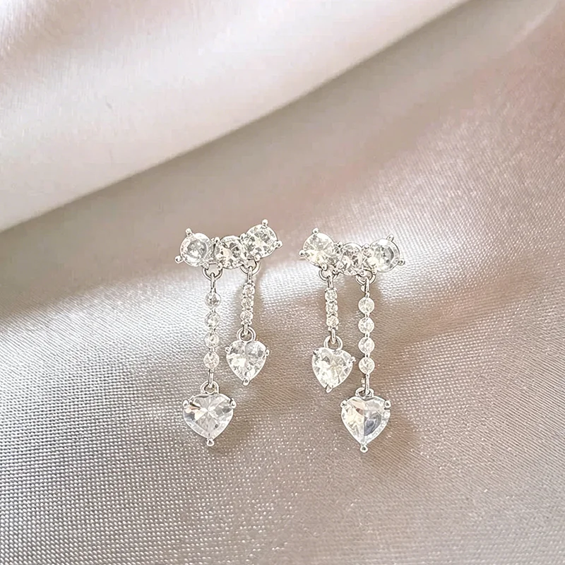 Glänzende Mikro-Zirkon Herzförmige Hängeohrringe in Goldfarbe Trendiger Schmuck für Damen und Mädchen Luxuriöses Design Ohr-Accessoires – Detail 9