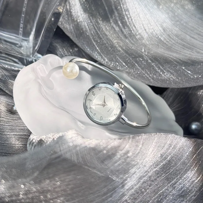 ساعة يد نسائية فاخرة بسوار صغير ذهبي موديل 2025 مع تصميم علامة تجارية من حجر الراين وساعة يد كوارتز للسيدات من اللؤلؤ العتيق #6