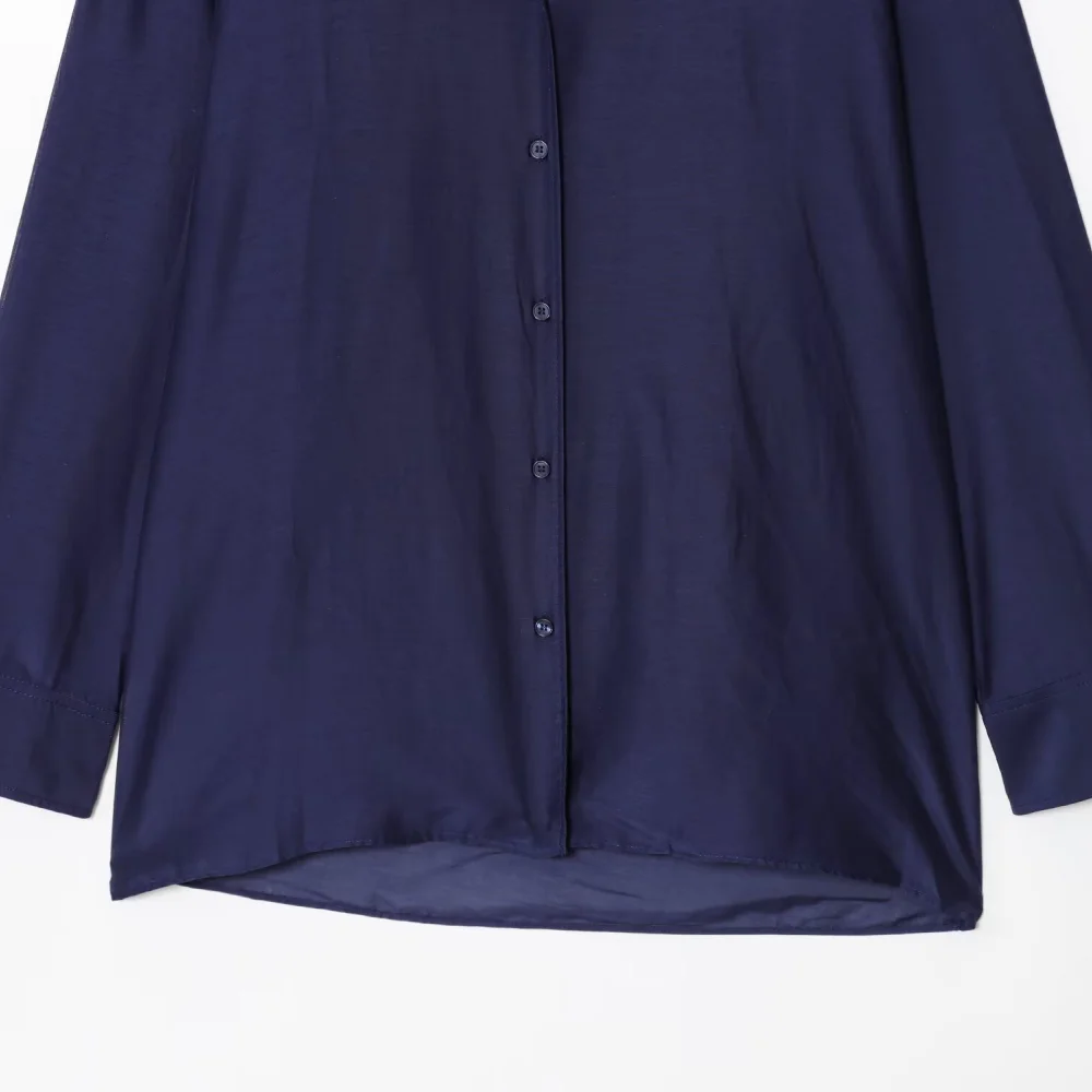 เสื้อเชิ้ตผู้หญิงทรงหลวมมีปก แขนยาว มีกระดุมและกระเป๋า สไตล์ใหม่สำหรับฤดูใบไม้ผลิและฤดูร้อน