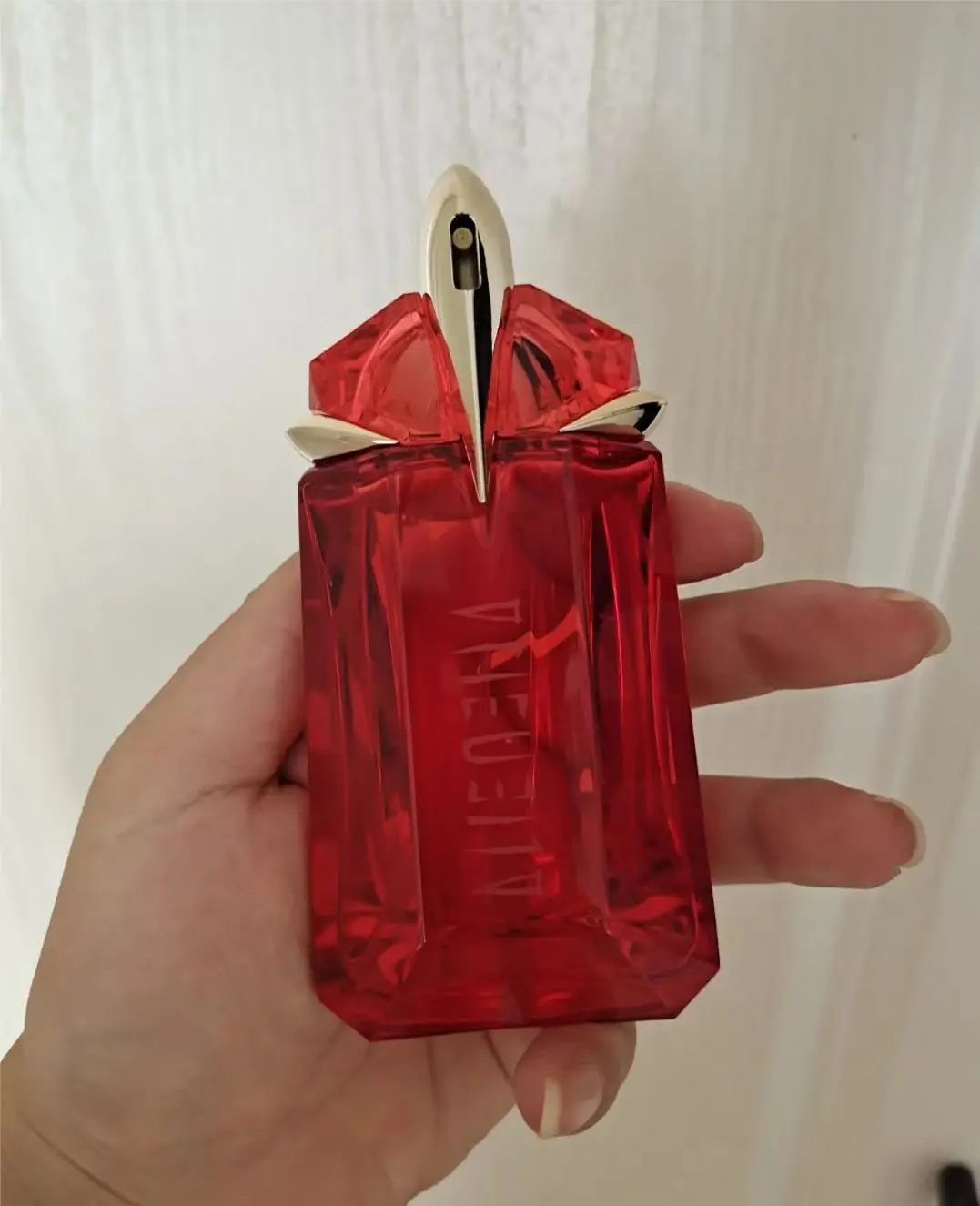 

Mugler Alien Fusion туалетная вода 100мл (3,4 жидких унций) бутылка прозрачная рубиновая, с нежными краями и углами