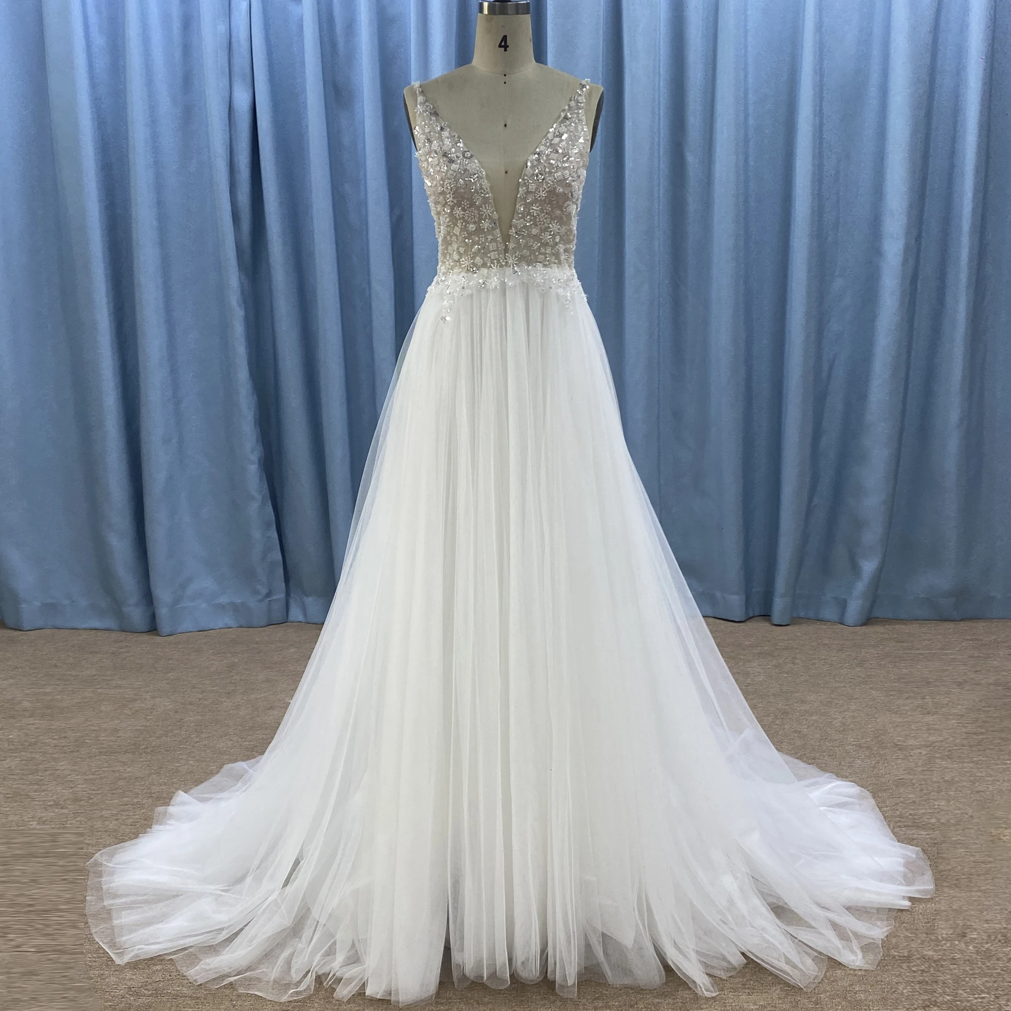 ชุดแต่งงานทรงเอไลน์ประดับคริสตัล Rosymae แบบเว้าลึก แขนกุด ดีไซน์เซ็กซี่หรูหราสำหรับเจ้าสาว