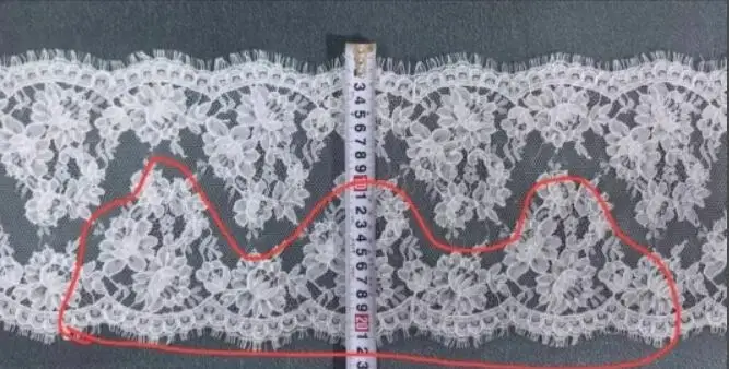 

Мантильский вуаль-вуальон с потайным гребнем, ширина=3 метра, кружево очень плотно прилегло к краю, но сохранено внешнее кружевное покрытие, NS289