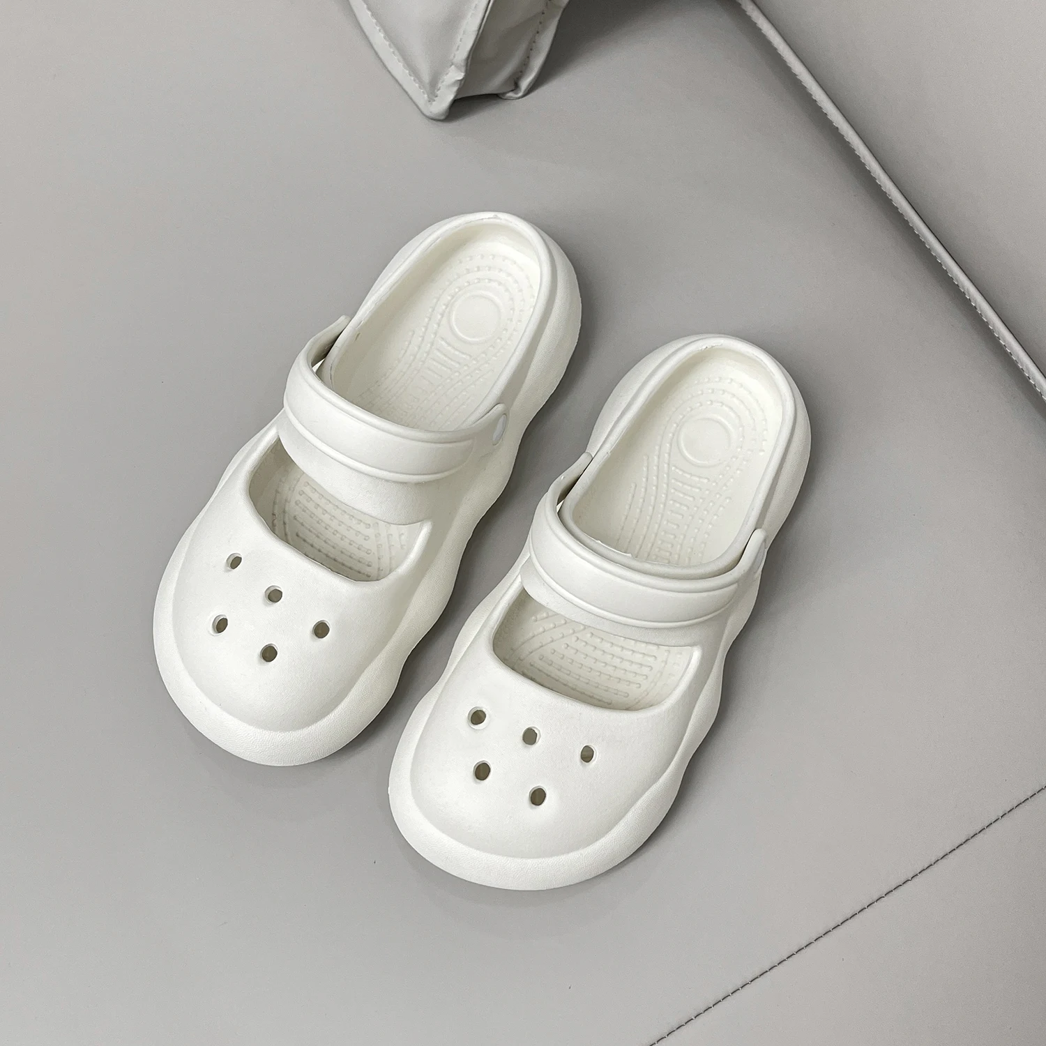 A Pair of New Summer Breathable Women's Clogs, Wear-Resistant, Non-Slip, Comfortable Beach Shoes, Thick-Soled Closed-Toe Slippers for Outdoor Wear