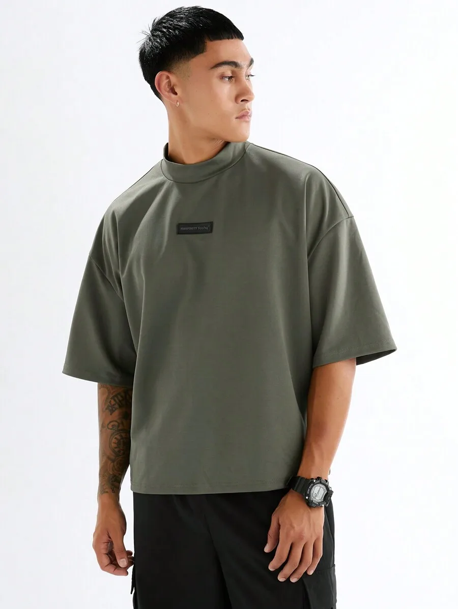 

Мужская трикотажная футболка свободного кроя с коротким рукавом и воротником-стойкой оливкового цвета для повседневной носки