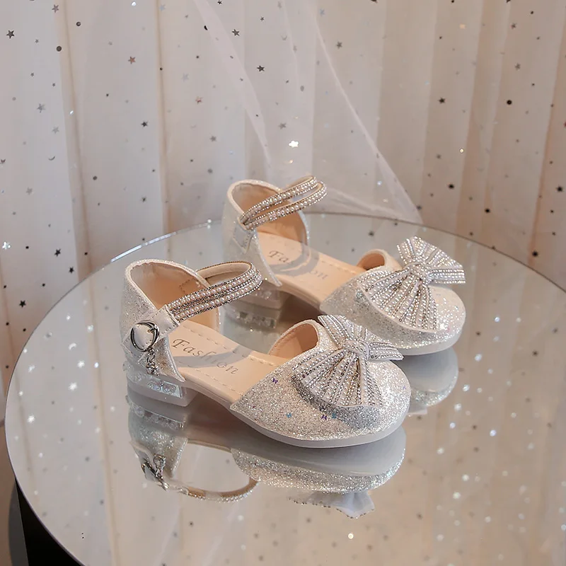 

Туфли принцессы из натуральной кожи для девочек, серебряные туфли на высоком каблуке, новинка лета 2021, детские сандалии, туфли с кристаллами, летние маленькие кожаные туфли