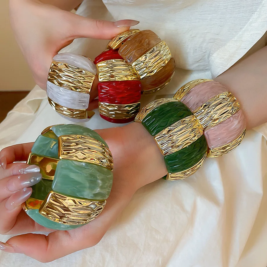 Armband aus elastischem Seil aus Acryl mit quadratischem Muster